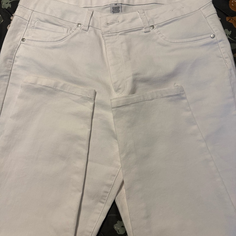 d. jeans Slim Straight White woman’s Jeans. Light weight Faux front pockets.